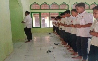 Menumbuhkan Elemen Pertama Profil Pelajar Pancasila, SMPN 2 Tragah Melakukan Pembiasaan Shalat Dhuha Berjamaah