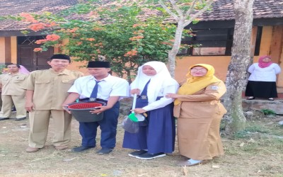 Pemberian Hadiah Pemenang Pekan Unjuk Kreatifitas Siswa SMPN 2 Tragah